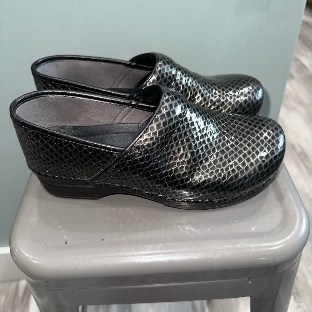Dansko XP women’s black leather snakeskin print clogs size 40